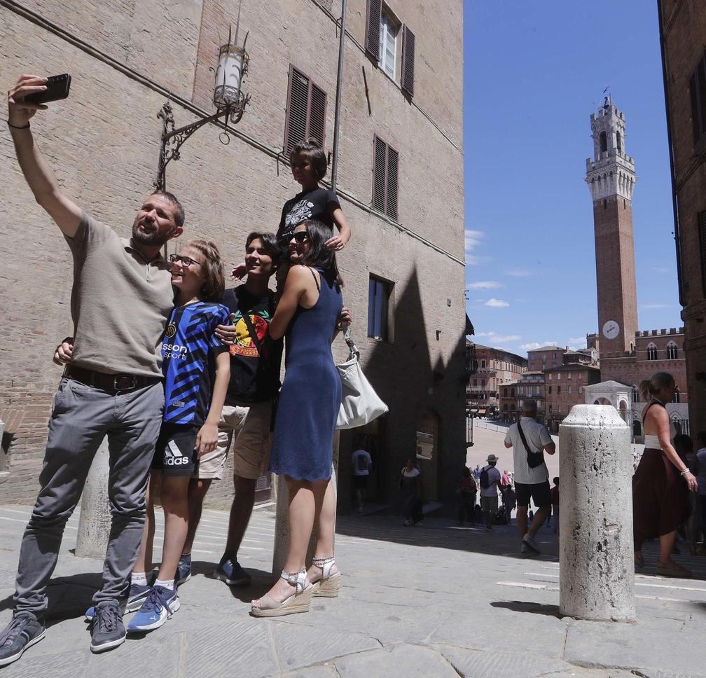 https://www.lanazione.it/image-service/view/acePublic/alias/contentid/MTEwNTJjOTAtYTIwOS00/0/inflazione-e-turistificazione-delleconomia-la-citta-e-al-bivio.jpeg?f=1.90:1&w=1200