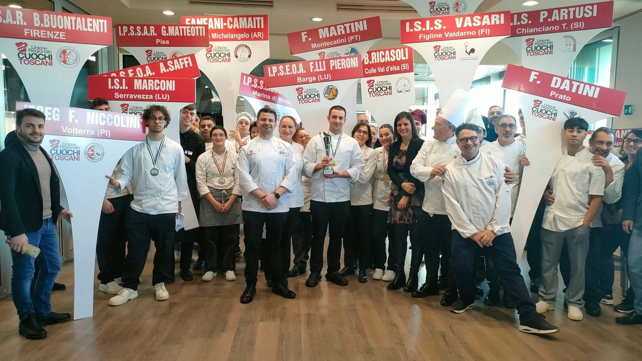 Nicola Sileo, al centro, ha vinto il concorso 'Miglior Allievo della Toscana 2025' Nicola Sileo, al centro, ha vinto il concorso 'Miglior Allievo della Toscana 2025'
