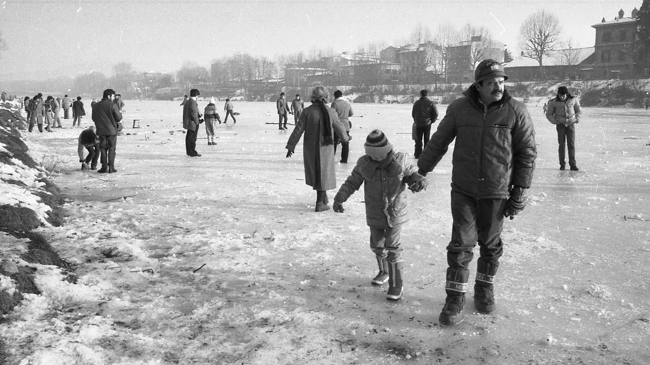 A passeggio sull'Arno ghiacciato, il 12 gennaio del 1985 le temperature scesero a -23 gradi a Firenze. Una foto dell'epoca di archivio New Press Photo A passeggio sull'Arno ghiacciato, il 12 gennaio del 1985 le temperature scesero a -23 gradi a Firenze. Una foto dell'epoca di archivio New Press Photo