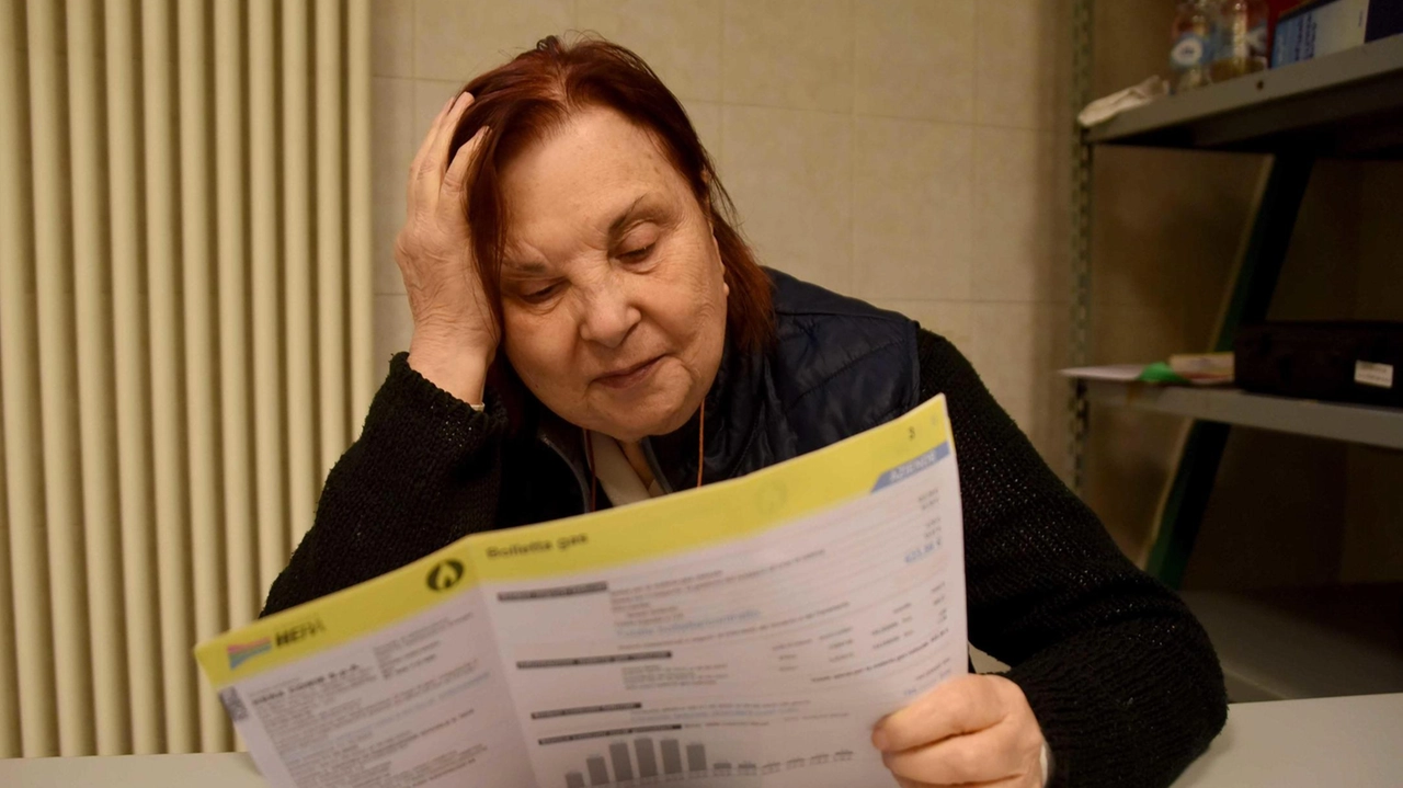 Il Comune viene incontro alle famiglie con lo sportello Sos Bollette A destra nel tondo l’assessore Salvadore Bartolomei Il Comune viene incontro alle famiglie con lo sportello Sos Bollette A destra nel tondo l’assessore Salvadore Bartolomei