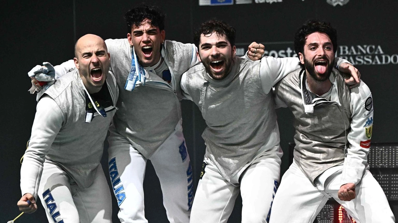 Filippo Macchi, il terzo da sinistra, esulta con la Nazionale Italiana di Scherma Filippo Macchi, il terzo da sinistra, esulta con la Nazionale Italiana di Scherma