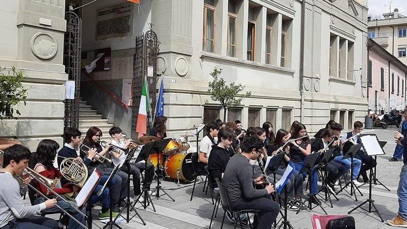 https://www.lanazione.it/image-service/view/acePublic/alias/contentid/MTEyNGU3MDUtMzI5Yi00/0/larte-in-piazza-palma-musica-scultura-e-pittura-invadono-il-centro-storico.jpeg?f=16:9&w=1200&h=630
