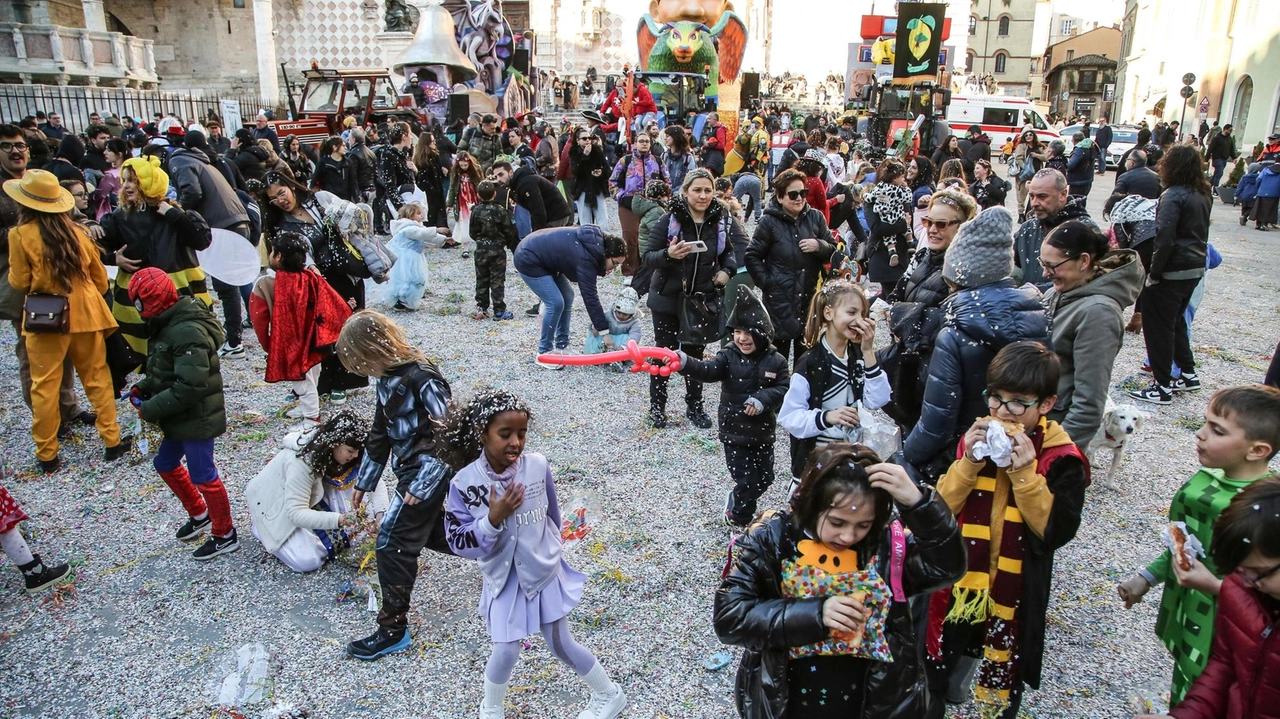 Gli alunni delle scuole hanno colorato la mattina, nel pomeriggio corteo con la sindaca Ferdinandi Gli alunni delle scuole hanno colorato la mattina, nel pomeriggio corteo con la sindaca Ferdinandi