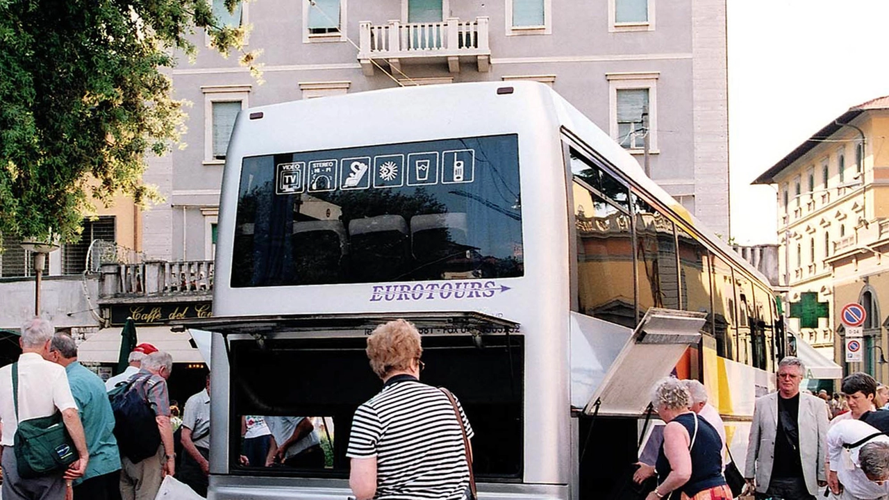 PULMAN DI TURISTI PULMAN DI TURISTI