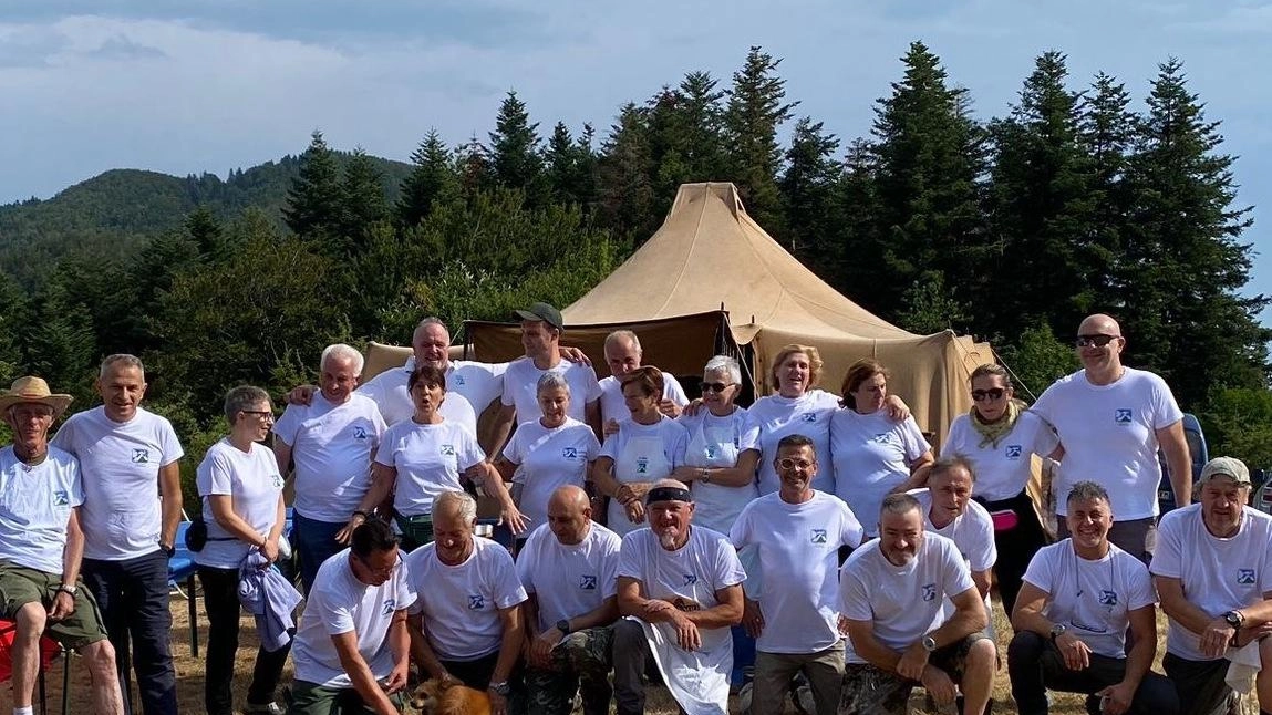 Il gruppo dei volontari della pro loco di Cavarzano che hanno promosso insieme al Comune di Vernio l’iniziativa all’Alpe di Cavarzano Il gruppo dei volontari della pro loco di Cavarzano che hanno promosso insieme al Comune di Vernio l’iniziativa all’Alpe di Cavarzano