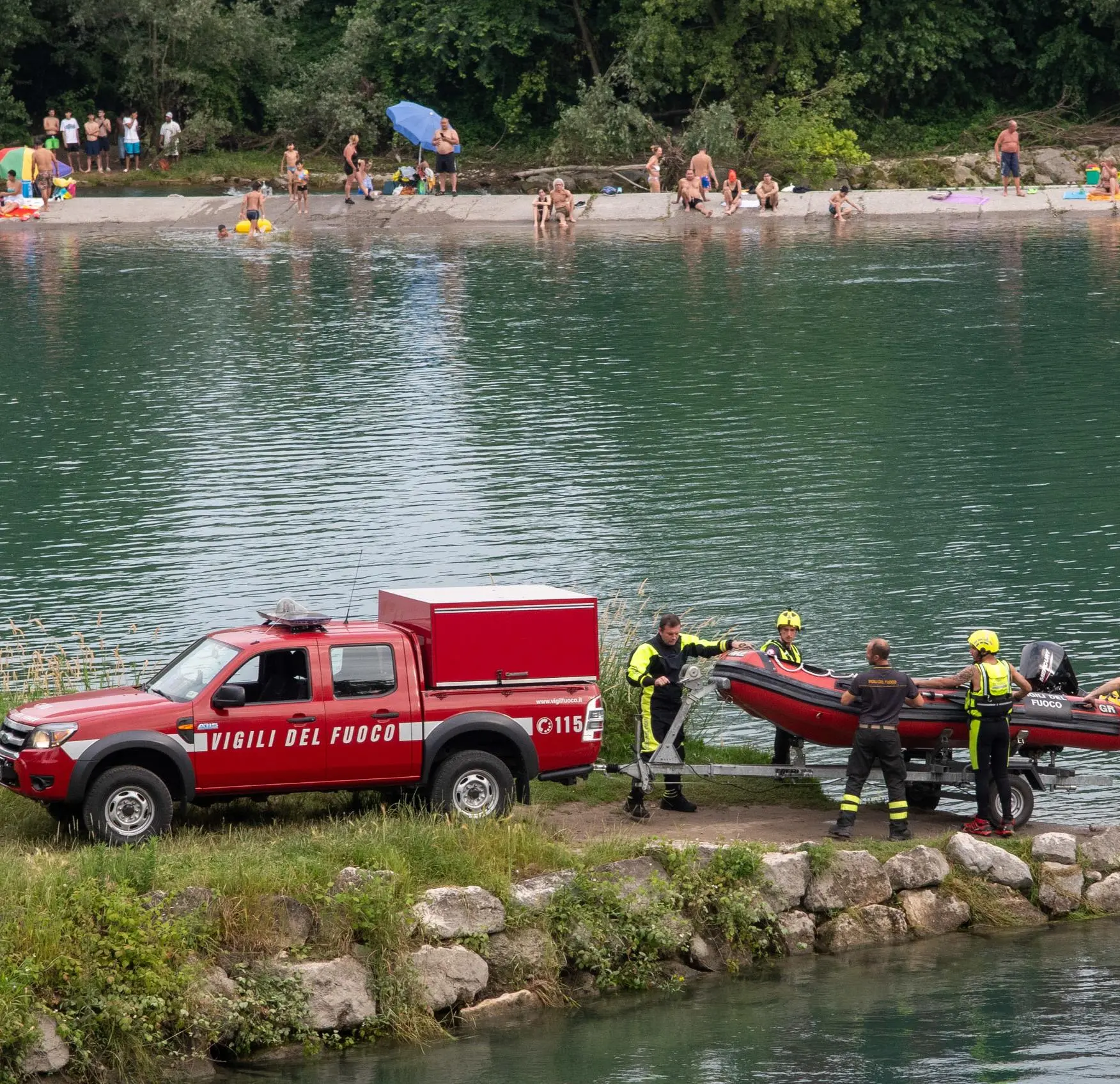 Tuffo fatale a 21enne. Disperso un ragazzino