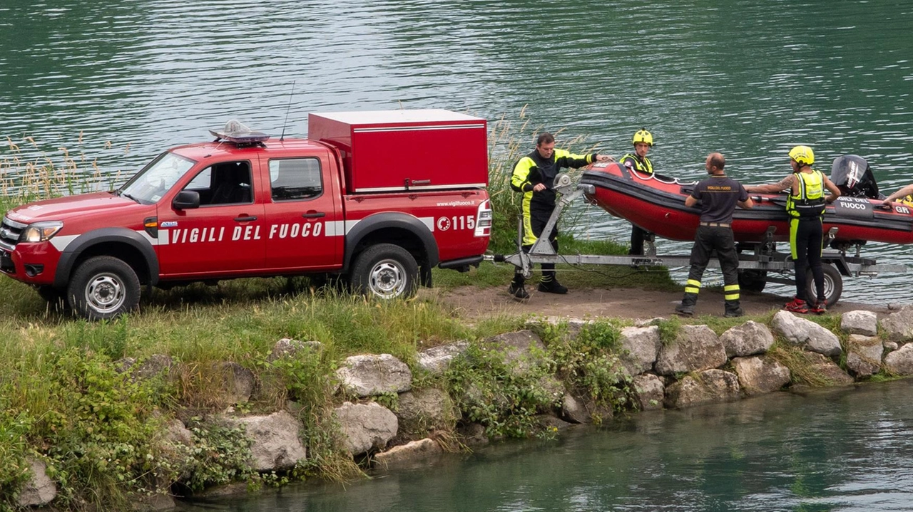 Si tuffa con gli amici e scompare fra i flutti. Nuova domenica drammatica sulle rive dell’Adda, stavolta a Cassano: il...
