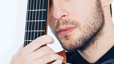 Carlo Corrieri, 36 anni, definito il «prodigio italiano della chitarra»