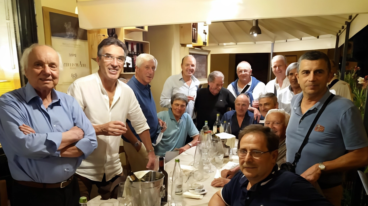 Una delle rimpatriate che. Marino Cesari (a sinistra) amava fare assieme ai giocatori che portarono il Sansepolcro in C2 Una delle rimpatriate che. Marino Cesari (a sinistra) amava fare assieme ai giocatori che portarono il Sansepolcro in C2