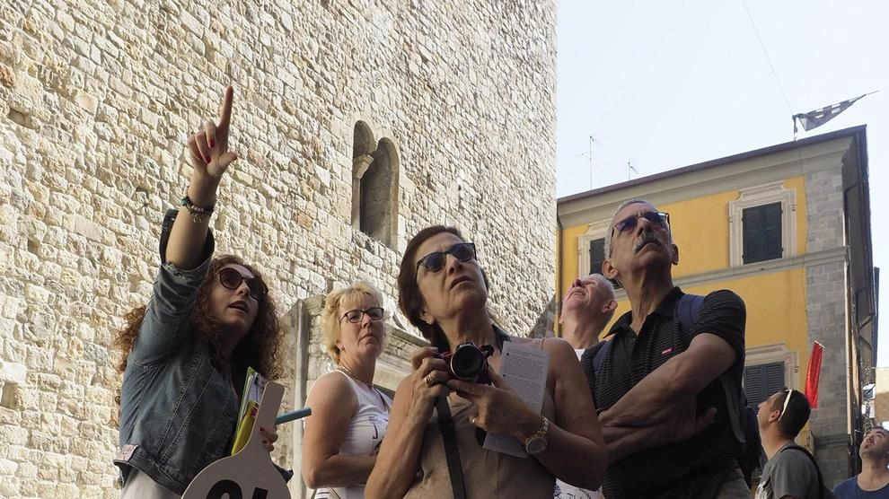 Turisti in via Mazzini alla pieve di San’Andrea: l’ufficio informazioni dedicato ai visitatori della città sarà spostato a palazzo Roderio e la sua gestione verrà affidata dal Comune a un soggetto esterno Turisti in via Mazzini alla pieve di San’Andrea: l’ufficio informazioni dedicato ai visitatori della città sarà spostato a palazzo Roderio e la sua gestione verrà affidata dal Comune a un soggetto esterno