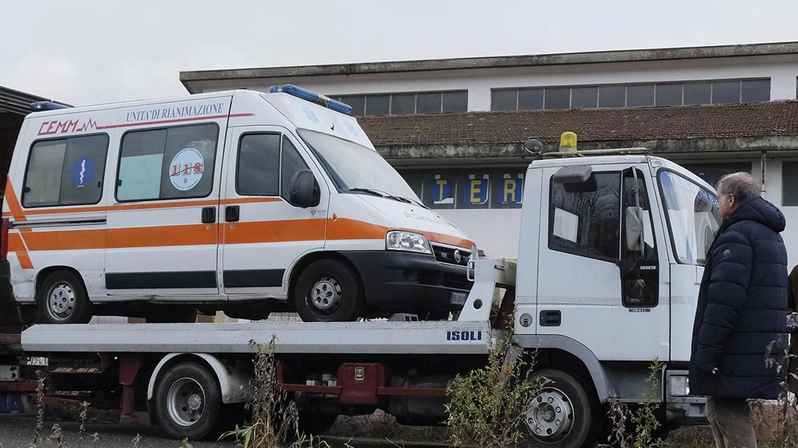Ambulanza e beni di prima necessità in partenza dalla Lunigiana all’Ucraina a bordo di un tir foto Pasquali Ambulanza e beni di prima necessità in partenza dalla Lunigiana all’Ucraina a bordo di un tir foto Pasquali