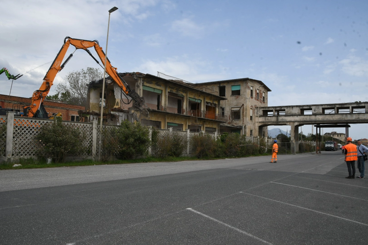 La demolizione della colonia (Foto Nizza)