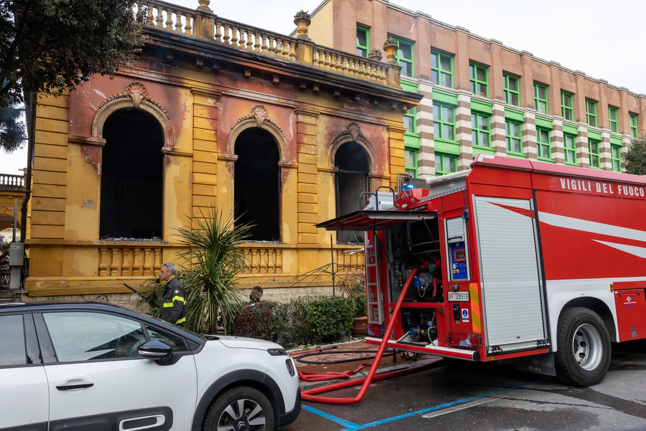 Il giorno dopo: la facciata storica distrutta e mangiata dalle fiamme