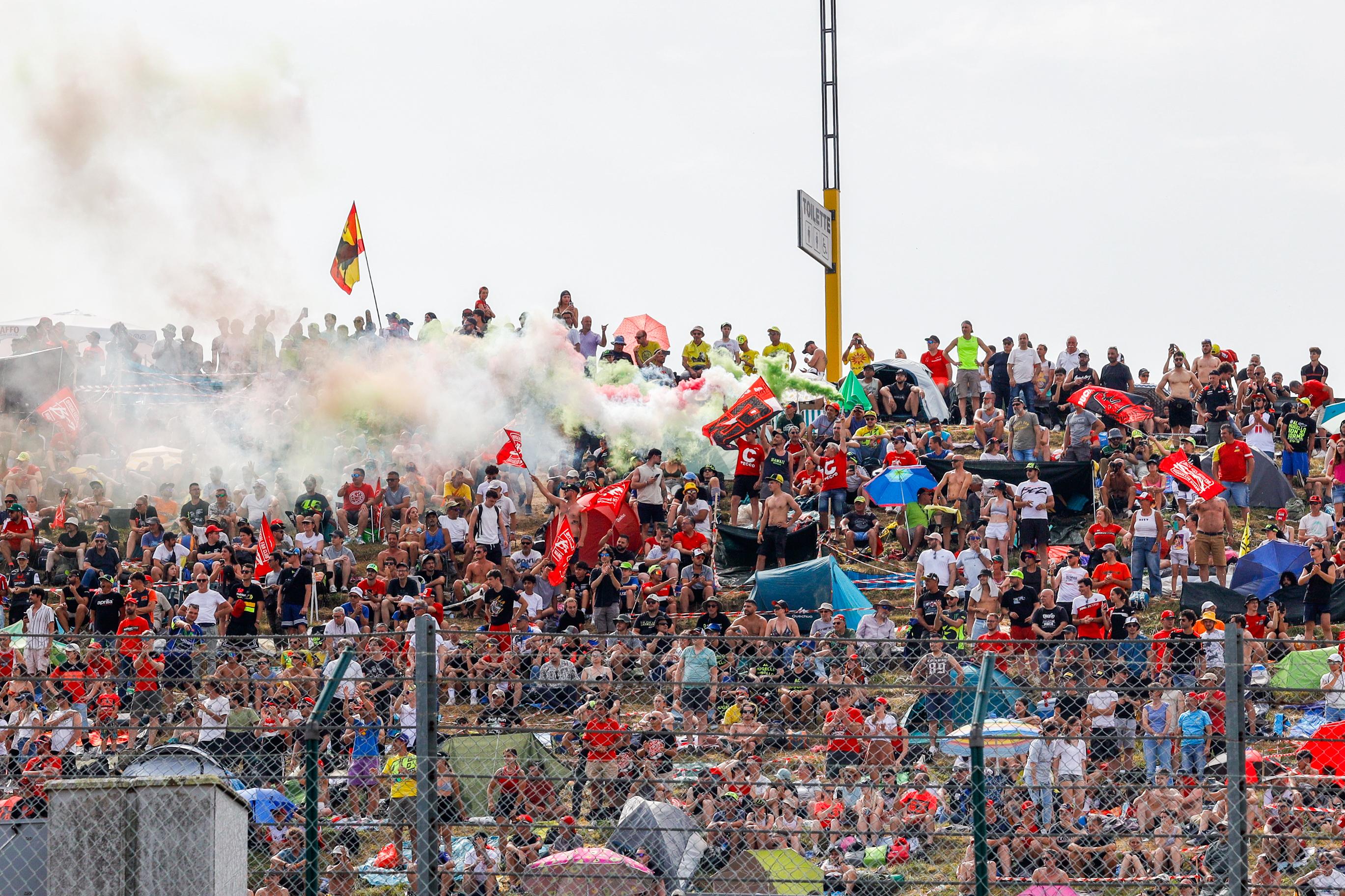 MotoGp, al Mugello non si dorme. Nell’autodromo strapieno giorno e notte esplode la festa MotoGp, al Mugello non si dorme. Nell’autodromo strapieno giorno e notte esplode la festa