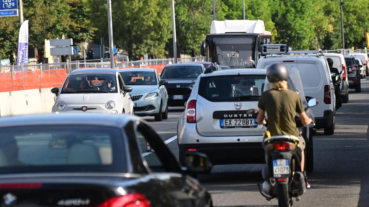 Qui a lato, traffico sulle strade; a sinistra, la presentazione dell’asse suburbano a Palazzo Orsetti Qui a lato, traffico sulle strade; a sinistra, la presentazione dell’asse suburbano a Palazzo Orsetti