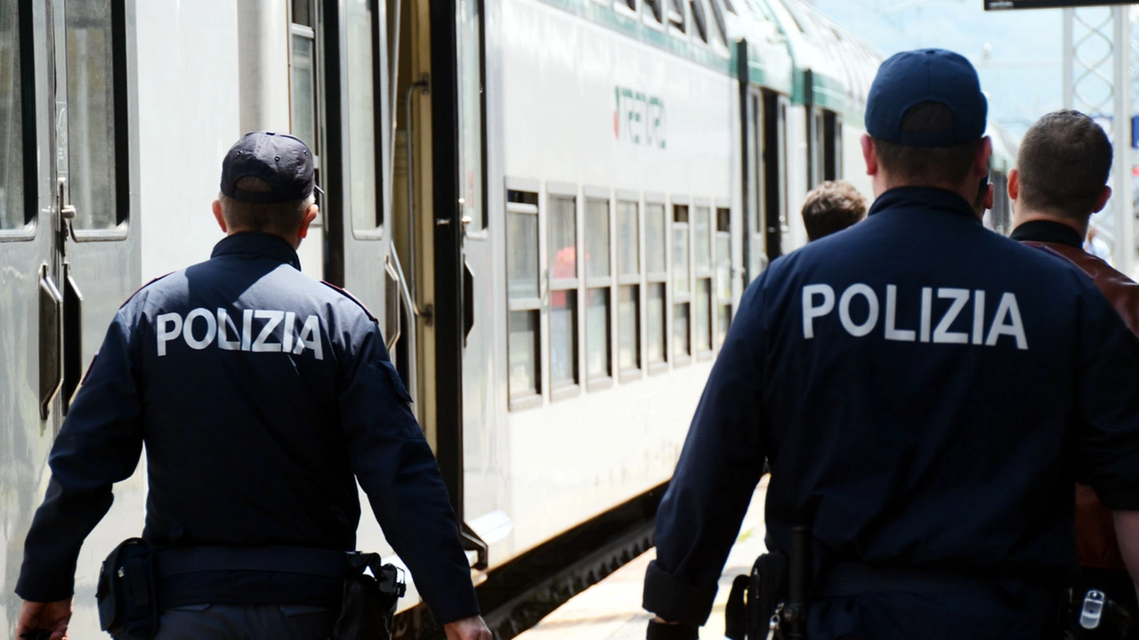 Donna investita sui binari, treni cancellati o in ritardo