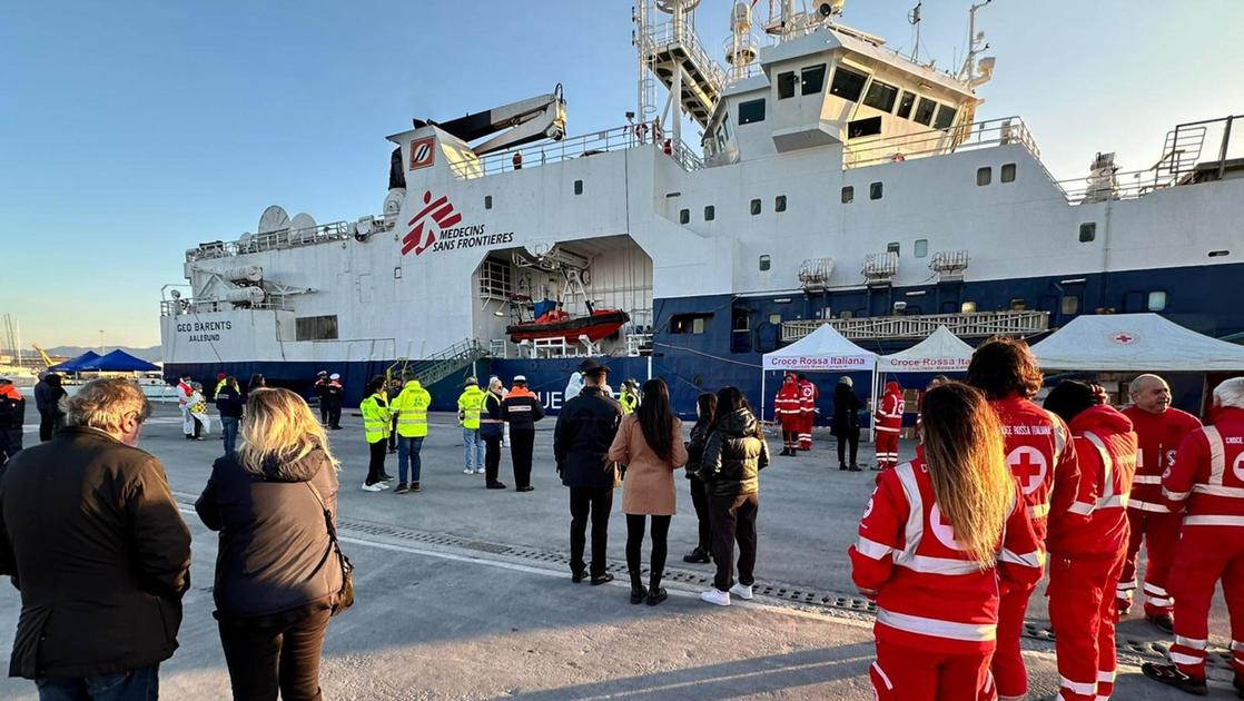 Migranti, arriva la Sea Watch 5 con 190 persone. A bordo donne e bimbi Migranti, arriva la Sea Watch 5 con 190 persone. A bordo donne e bimbi