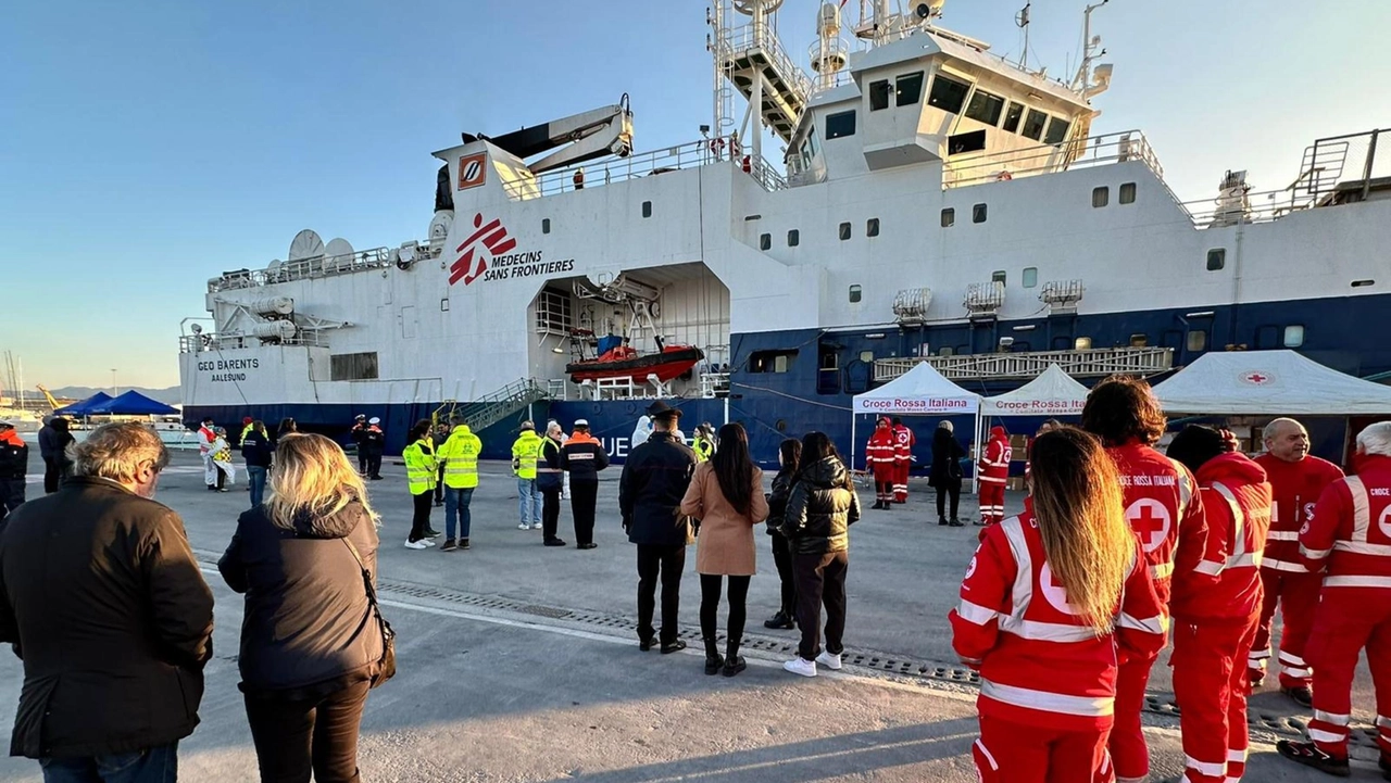 Migranti, arriva la Sea Watch 5 con 190 persone. A bordo donne e bimbi Migranti, arriva la Sea Watch 5 con 190 persone. A bordo donne e bimbi