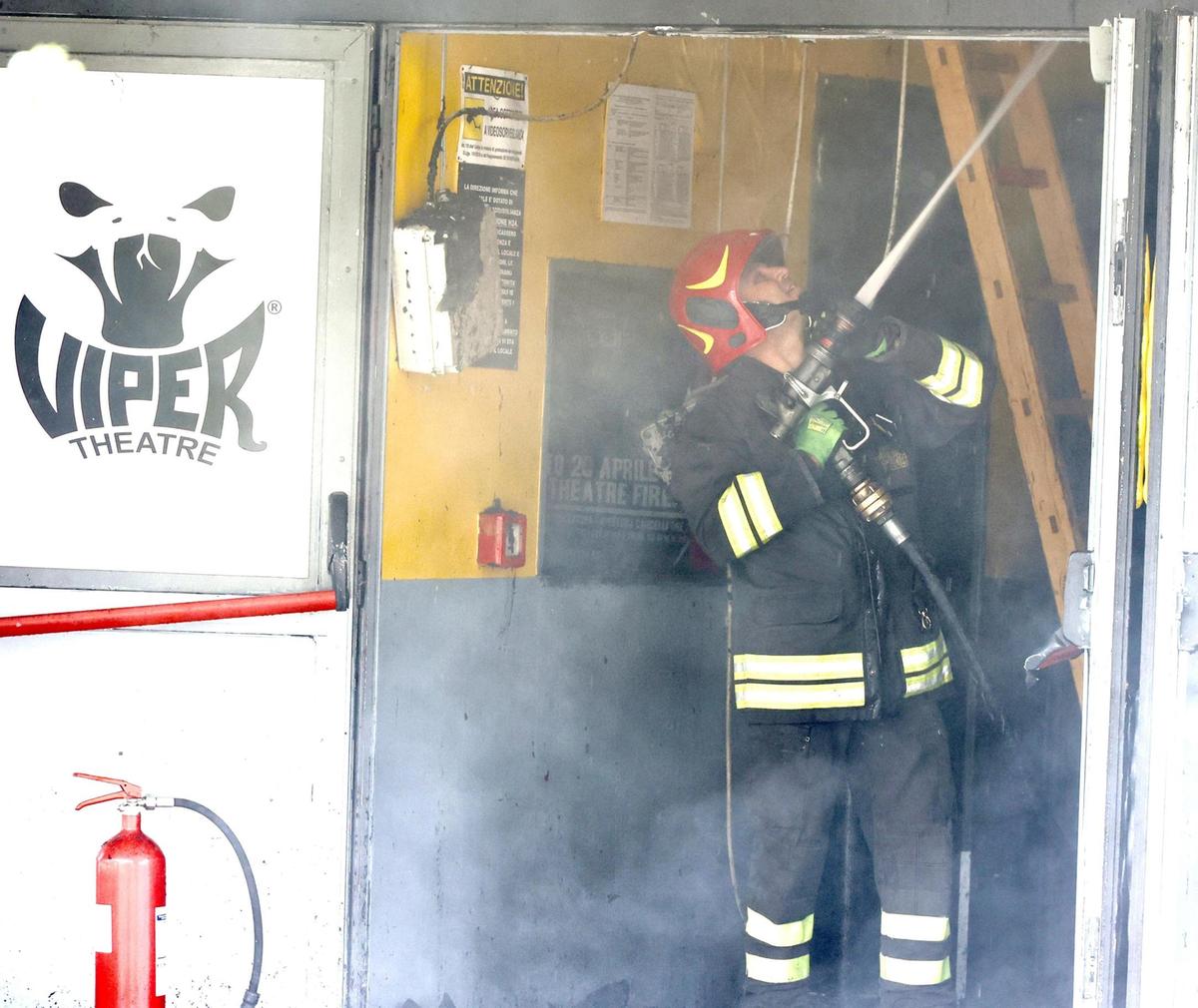 Incendio al Viper, tetto distrutto. Indagini in corso sulle cause. Timori per il fumo ed il futuro