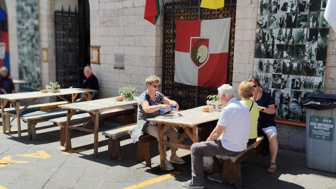 Calendimaggio: "Insulti omofobi nella taverna" Calendimaggio: "Insulti omofobi nella taverna"