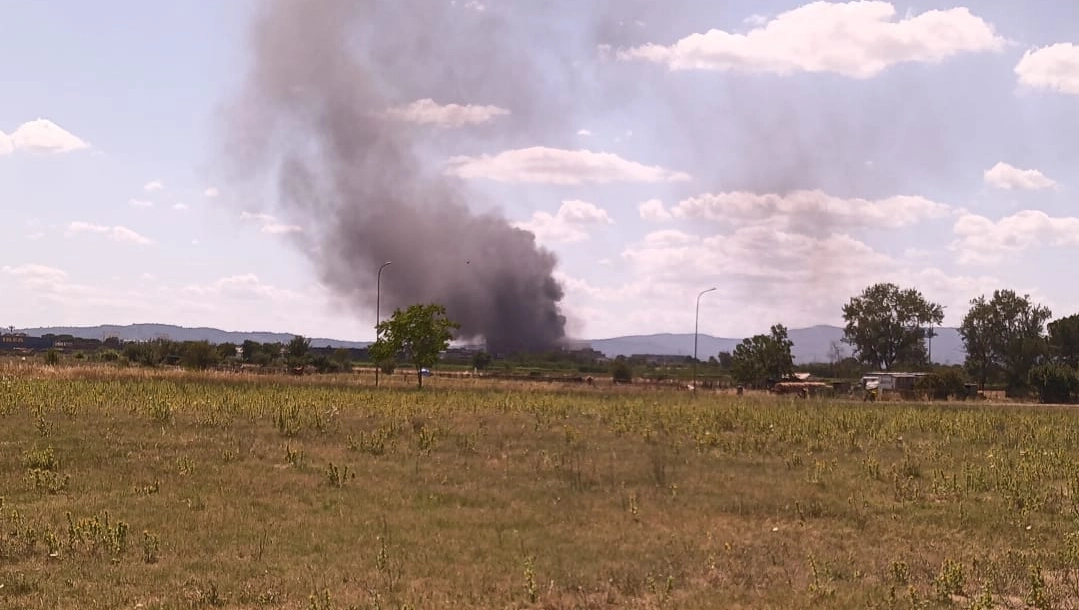 La colonna di fumo nero visibile da Sesto Fiorentino