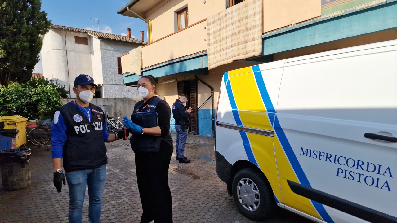 La Polizia scientifica alla parrocchia di Vicofaro (LucaCastellani/FotoCastellani) La Polizia scientifica alla parrocchia di Vicofaro (LucaCastellani/FotoCastellani)