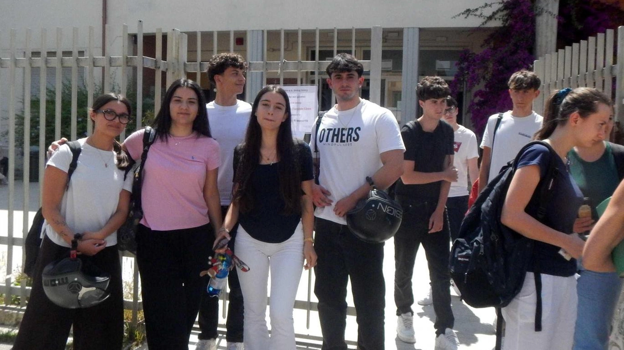 I commenti degli studenti di Liceo scientifico, del Nautico e Piaggia a conclusione del loro primo sforzo: "Tematiche un po’ spiazzanti, ma affrontate con soddisfazione finale" . I commenti degli studenti di Liceo scientifico, del Nautico e Piaggia a conclusione del loro primo sforzo: "Tematiche un po’ spiazzanti, ma affrontate con soddisfazione finale" .