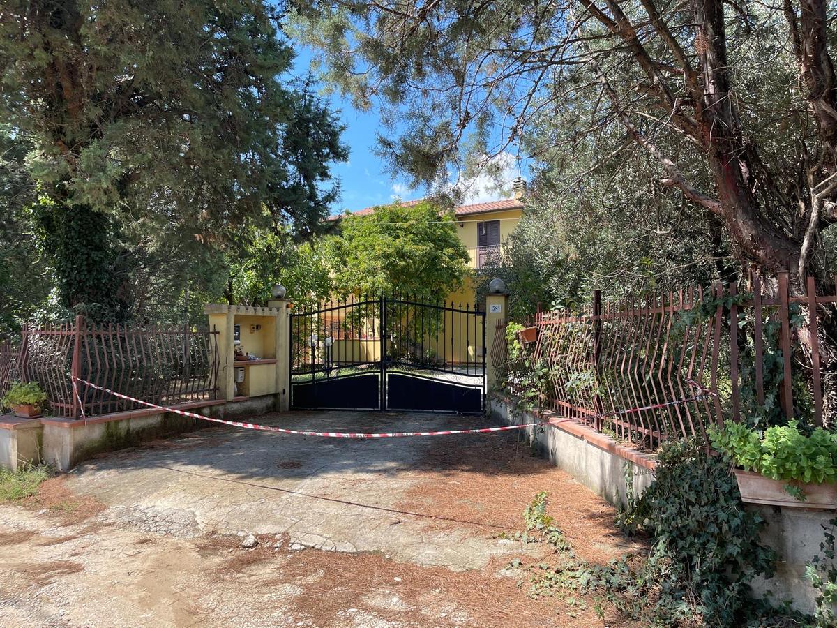 Macabro mistero nella villetta, trovato morto in garage: a scoprire il cadavere del figlio è stato l’anziano genitore Macabro mistero nella villetta, trovato morto in garage: a scoprire il cadavere del figlio è stato l’anziano genitore