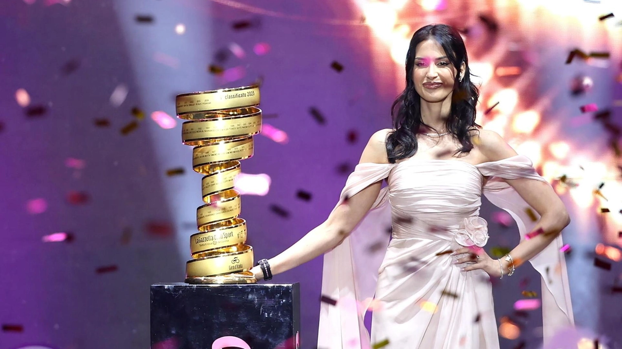 La Coppa che va al vincitore del Giro di Italia durante la presentazione della corsa corsa a Tirana, in Albania, da dove parte oggi La Coppa che va al vincitore del Giro di Italia durante la presentazione della corsa corsa a Tirana, in Albania, da dove parte oggi