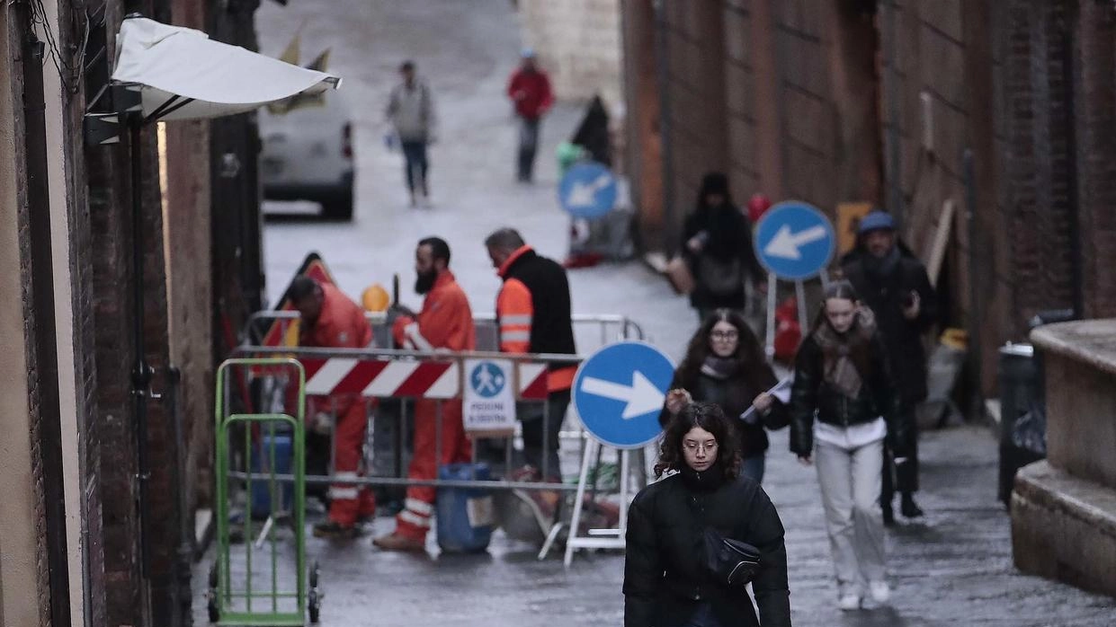Uno scorcio di via San Pietro, di fronte alla Pinacoteca nazionale: per lavori il transito è bloccato, in totale si prevede per circa un mese, allentando ancora di più il passaggio nella strada Uno scorcio di via San Pietro, di fronte alla Pinacoteca nazionale: per lavori il transito è bloccato, in totale si prevede per circa un mese, allentando ancora di più il passaggio nella strada