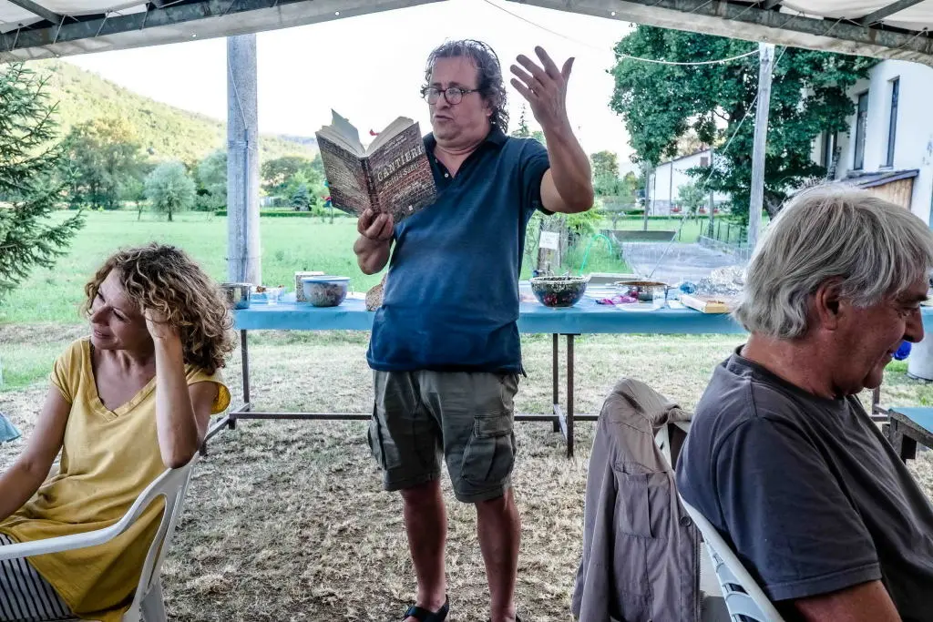 Una serata tra comicità e solidarietà: Il Penna in scena contro il disagio economico