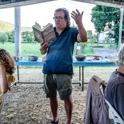 Una serata tra comicità e solidarietà: Il Penna in scena contro il disagio economico