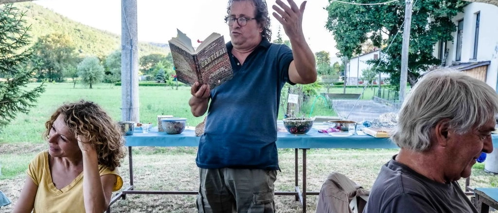 Una serata tra comicità e solidarietà: Il Penna in scena contro il disagio economico