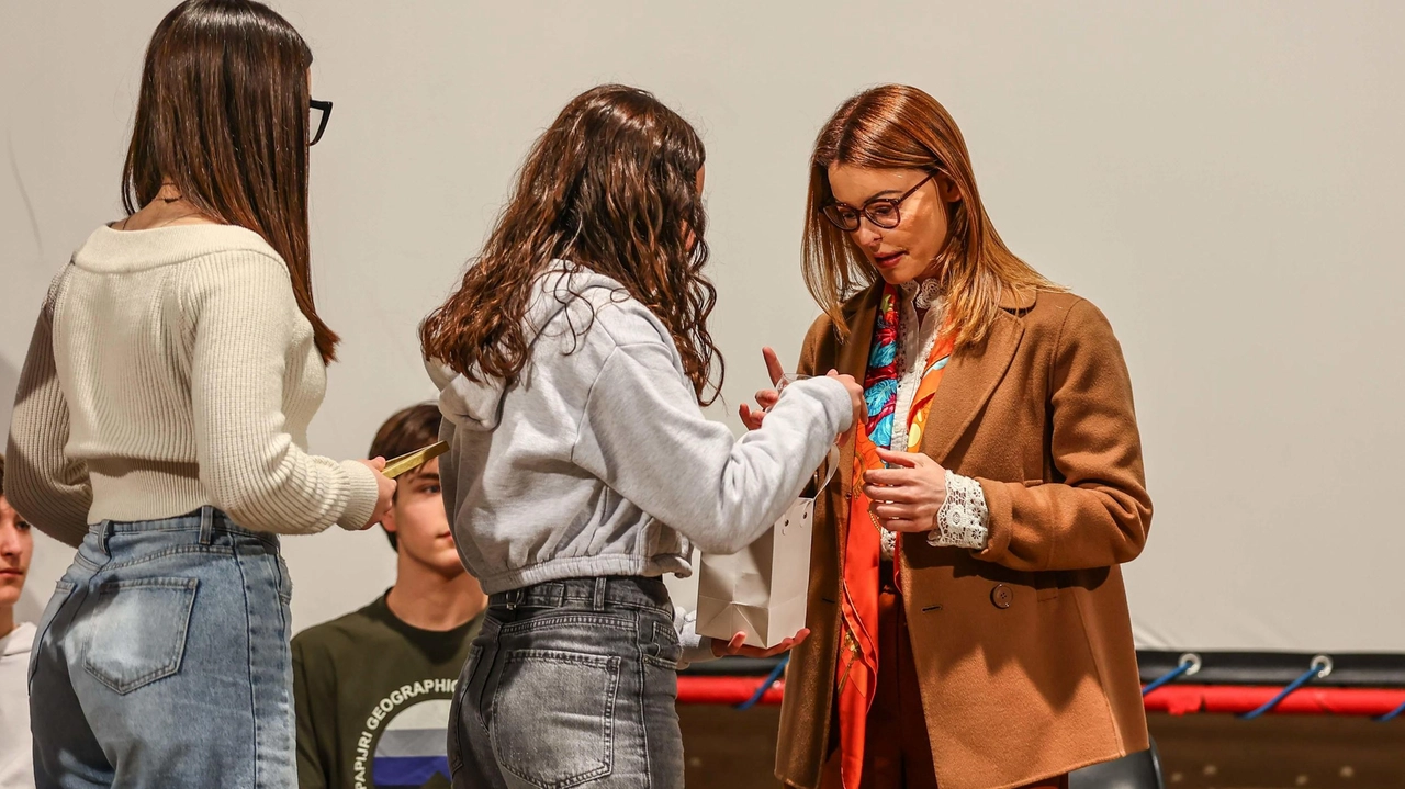 Al teatro di Montaione la consegna del riconoscimento dell’Istituto Gonnelli "Questi incontri fanno capire che si può scegliere di non agire con violenza". Al teatro di Montaione la consegna del riconoscimento dell’Istituto Gonnelli "Questi incontri fanno capire che si può scegliere di non agire con violenza".