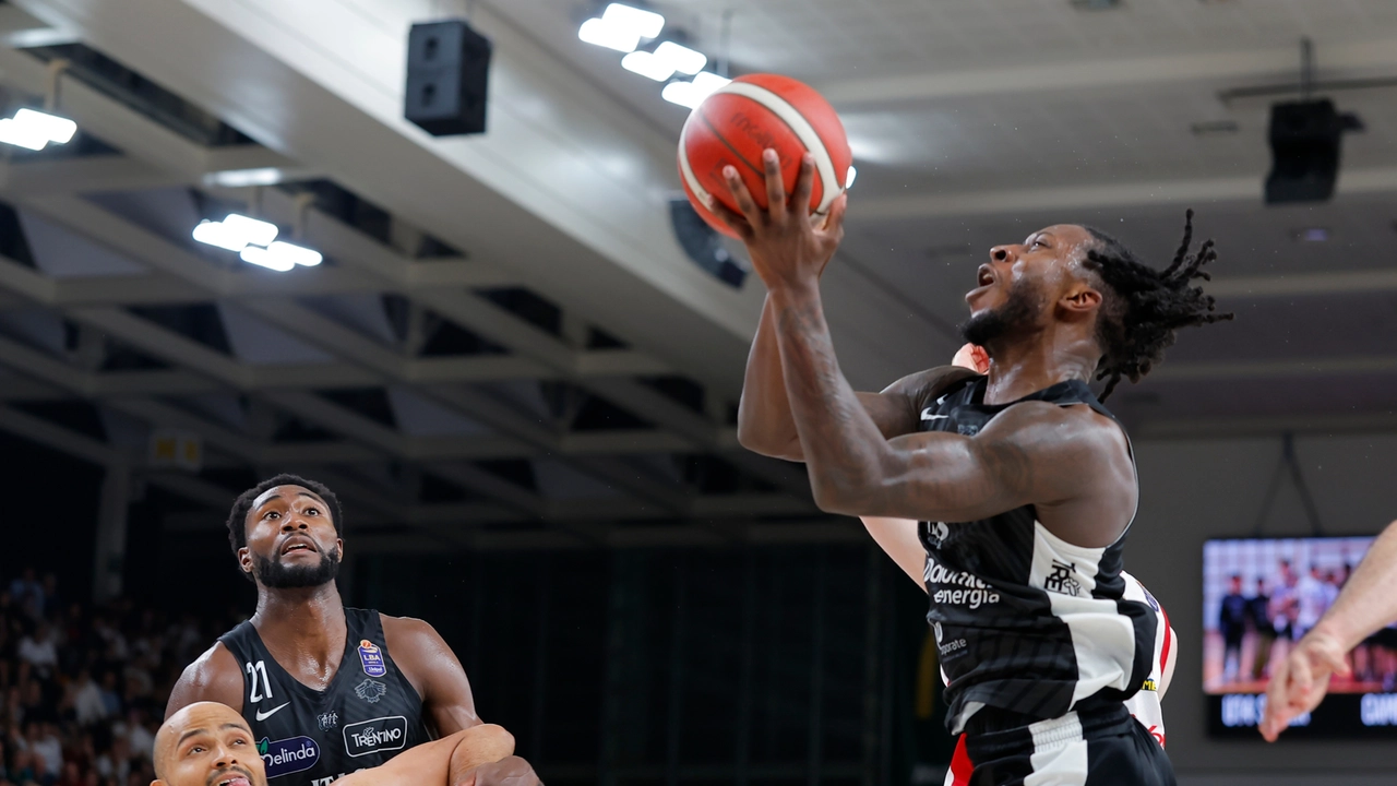 Basket, playoff Serie A: Cale gela Milano allo scadere e porta Trento sull'1-1