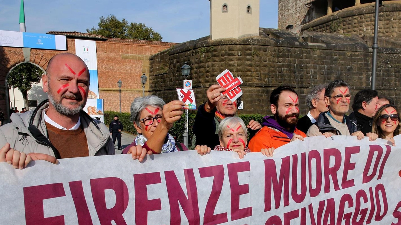 La protesta di ieri mattina davanti alla Fortezza del comitato Salviamo Firenze La protesta di ieri mattina davanti alla Fortezza del comitato Salviamo Firenze