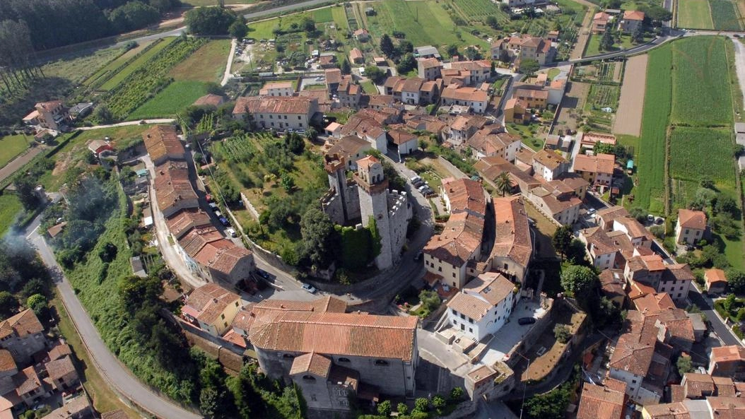 Una veduta aerea del Borgo di Nozzano con al centro il suo storico castello che sarà visitabile per le Giornate del Fai Una veduta aerea del Borgo di Nozzano con al centro il suo storico castello che sarà visitabile per le Giornate del Fai