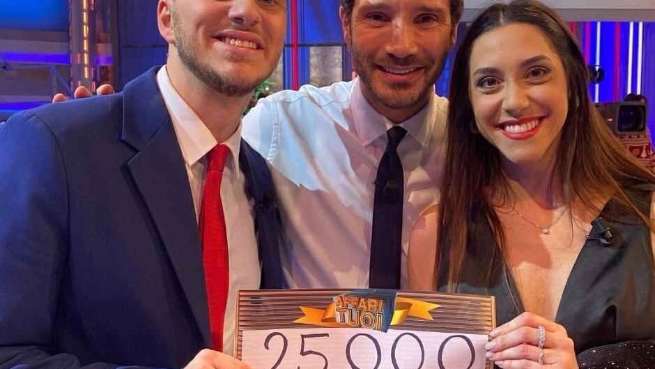 I concorrenti con il conduttore Stefano De Martino I concorrenti con il conduttore Stefano De Martino