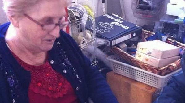 La signora Rosa Lazzini nel suo negozio di via XX Settembre a Sarzana, punto di riferimento per l’acquisto di stoffe, aghi, fili e cerniere La signora Rosa Lazzini nel suo negozio di via XX Settembre a Sarzana, punto di riferimento per l’acquisto di stoffe, aghi, fili e cerniere