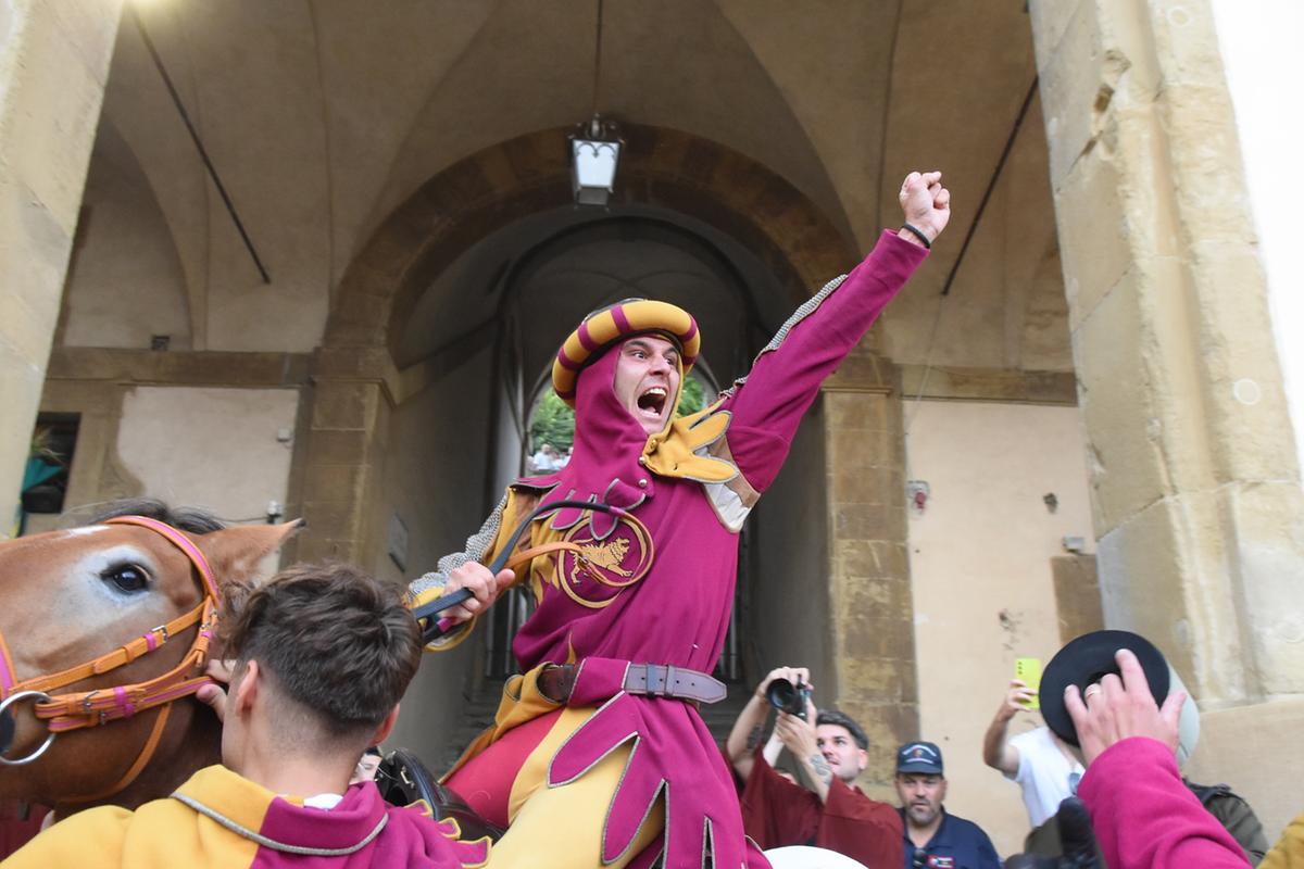 Arezzo, Giostra del Saracino: il ruggito della Chimera. Apoteosi Porta del Foro Arezzo, Giostra del Saracino: il ruggito della Chimera. Apoteosi Porta del Foro