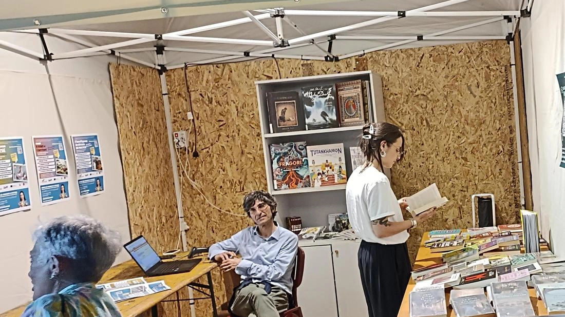 Lo stand allestito dalla biblioteca comunale «Angela Marcesini» durante i mesi del Carabattole Love Park e che ha avuto un notevole successo fra i lettori Lo stand allestito dalla biblioteca comunale «Angela Marcesini» durante i mesi del Carabattole Love Park e che ha avuto un notevole successo fra i lettori