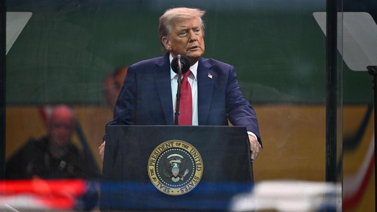 Trump minaccia l'Iran di una risposta militare senza precedenti in caso di attacco, ma apre a un accordo con Israele. Trump minaccia l'Iran di una risposta militare senza precedenti in caso di attacco, ma apre a un accordo con Israele.
