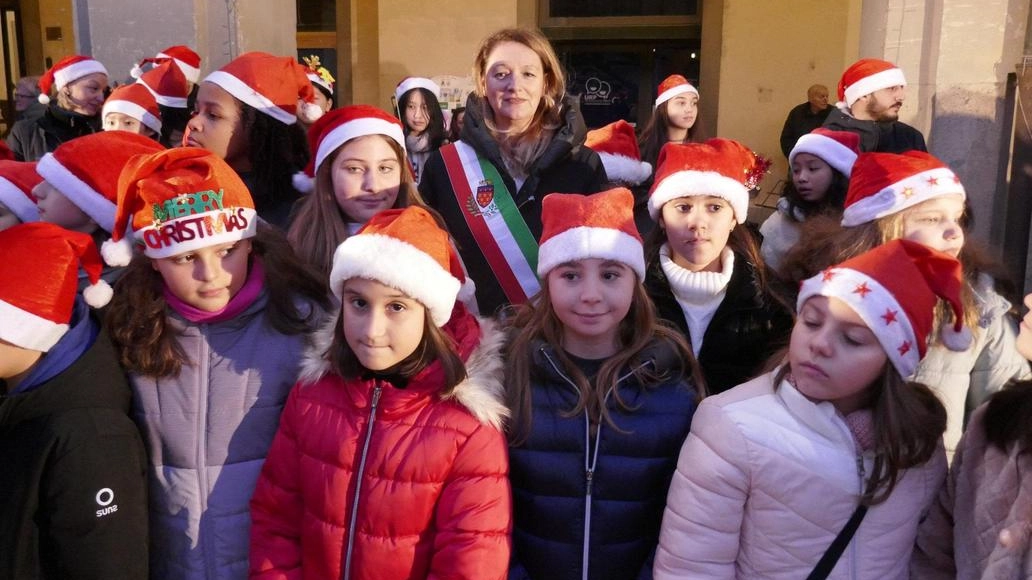 Tanti bambini in piazza del Comune per la tradizionale accensione dell’abete. Ecco gli appuntamenti di oggi Tanti bambini in piazza del Comune per la tradizionale accensione dell’abete. Ecco gli appuntamenti di oggi