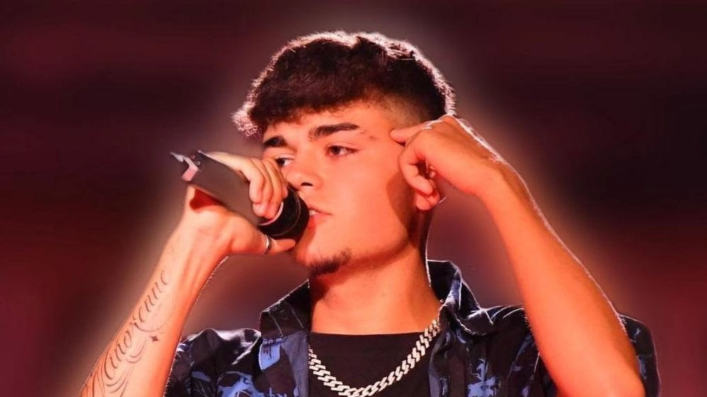 Simone Sensi, 17 anni, studente dell’istituto Marchi, è la nuova stella emergente della canzone. Ha un suo canale Youtube e racconta: "Spesso le mie canzoni nascono dalle mie insicurezze". Simone Sensi, 17 anni, studente dell’istituto Marchi, è la nuova stella emergente della canzone. Ha un suo canale Youtube e racconta: "Spesso le mie canzoni nascono dalle mie insicurezze".