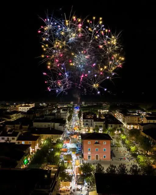 Forte dei Marmi, fiera di Sant’Ermete sospesa e fuochi rimandati a venerdì