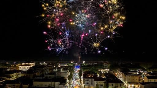 Forte dei Marmi, fiera di Sant’Ermete sospesa e fuochi rimandati a venerdì