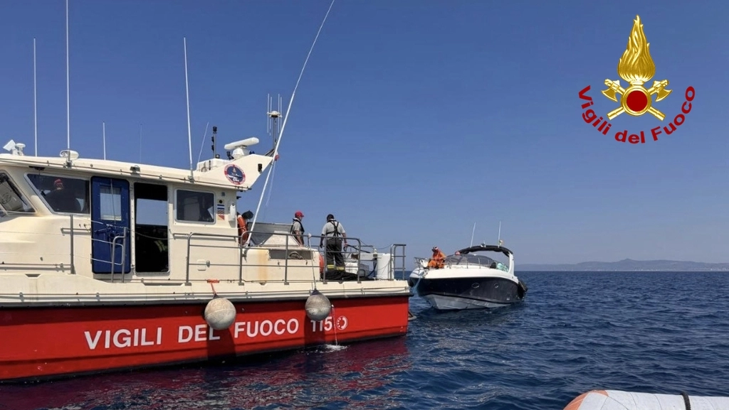 L'imbarcazione è stata trainata fino al porto dai vigili dle fuoco L'imbarcazione è stata trainata fino al porto dai vigili dle fuoco