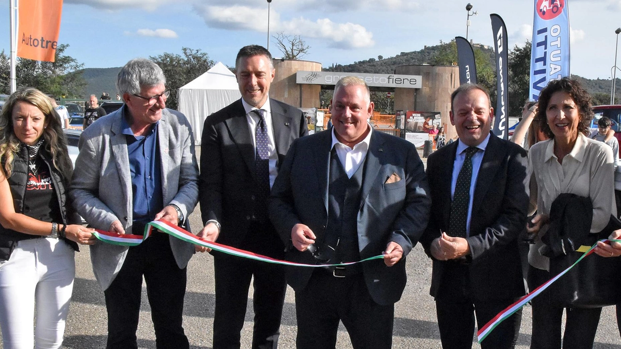 Un momento del taglio del nastro. della manifestazione «Grosseto Motor Village», che si è. aperta ieri e si concluderà oggi Un momento del taglio del nastro. della manifestazione «Grosseto Motor Village», che si è. aperta ieri e si concluderà oggi