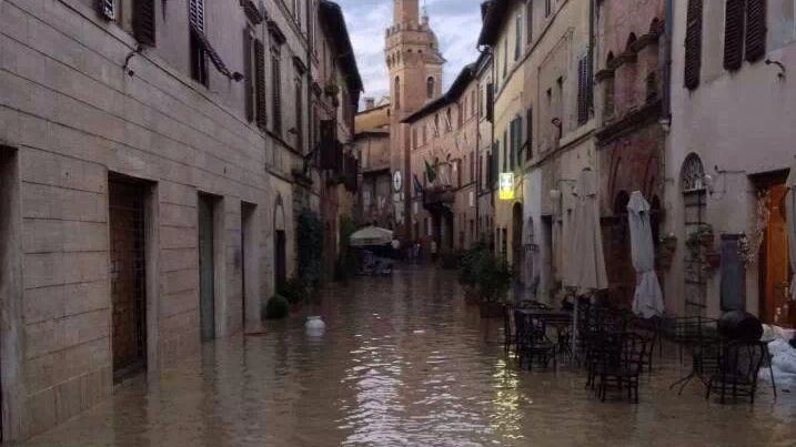 L’immagine del centro storico di Buonconvento invaso dall’acqua durante un’alluvione degli anni passati L’immagine del centro storico di Buonconvento invaso dall’acqua durante un’alluvione degli anni passati