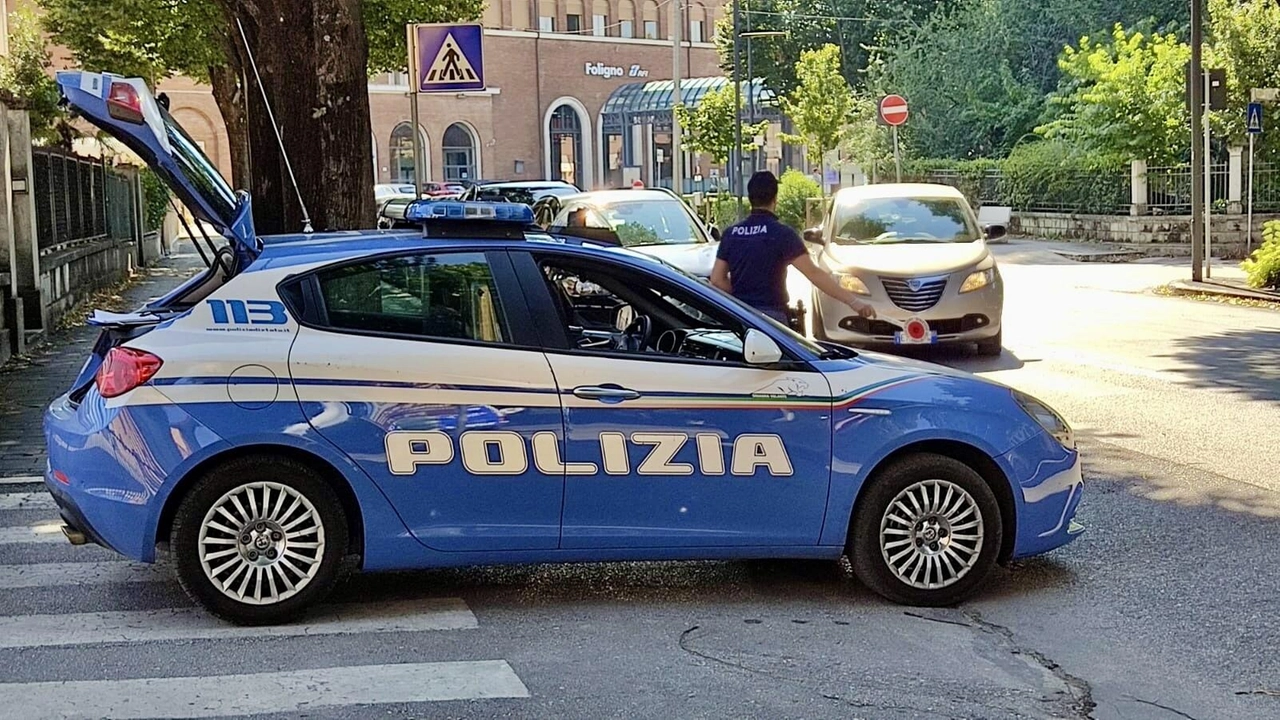 Le indagini sono state condotte dagli agenti de Commissariato di Foligno che si sono avvalsi anche delle immagini delle telecamere di videosorveglianza Le indagini sono state condotte dagli agenti de Commissariato di Foligno che si sono avvalsi anche delle immagini delle telecamere di videosorveglianza